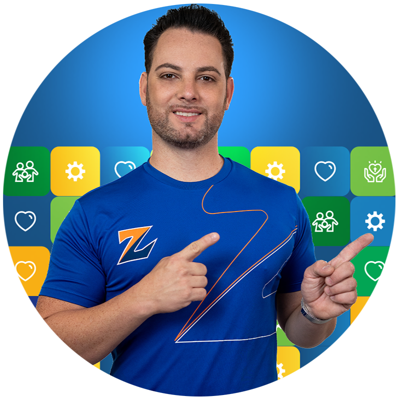 Lucas Zacarias, vereador de Santo André, sorrindo e apontando para o próprio logotipo na camiseta