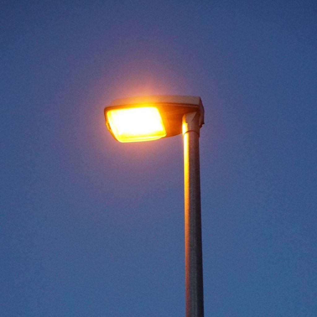 Poste com luminária de LED instalada em rua de Santo André