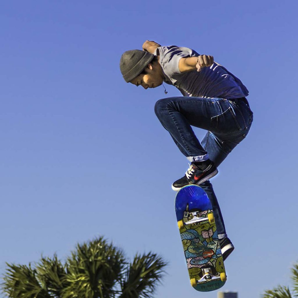 Jovens andando de skate no Skate Park de Santo André