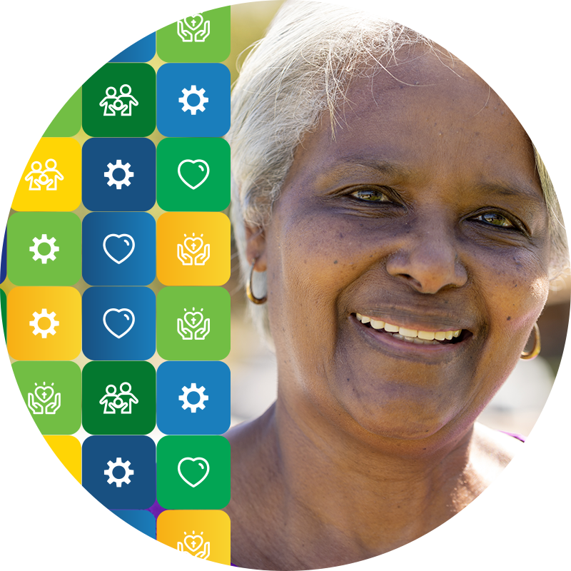 Moradora de Santo André sorrindo, ao lado de um mosaico com ícones de saúde, família e serviços públicos